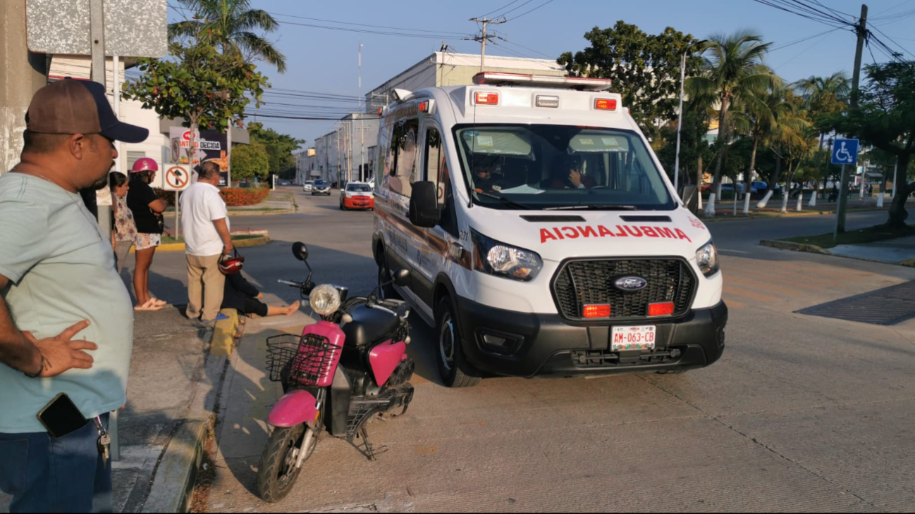 Personal paramédico de Protección Civil trasladó a una mujer al hospital tras un choque de motocicletas