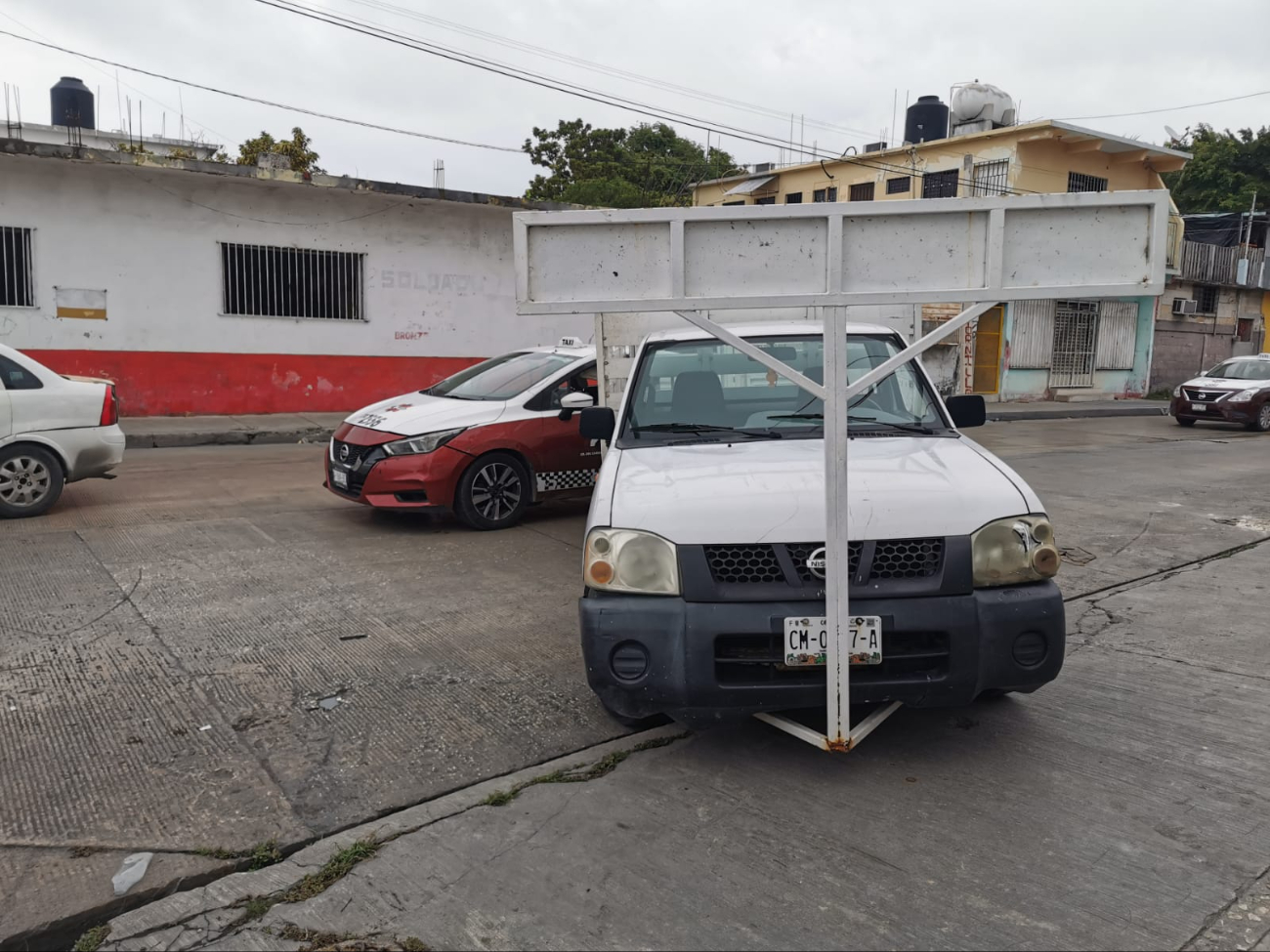 Camioneta choca al salir en reversa y bloquea la circulación en Ciudad del Carmen