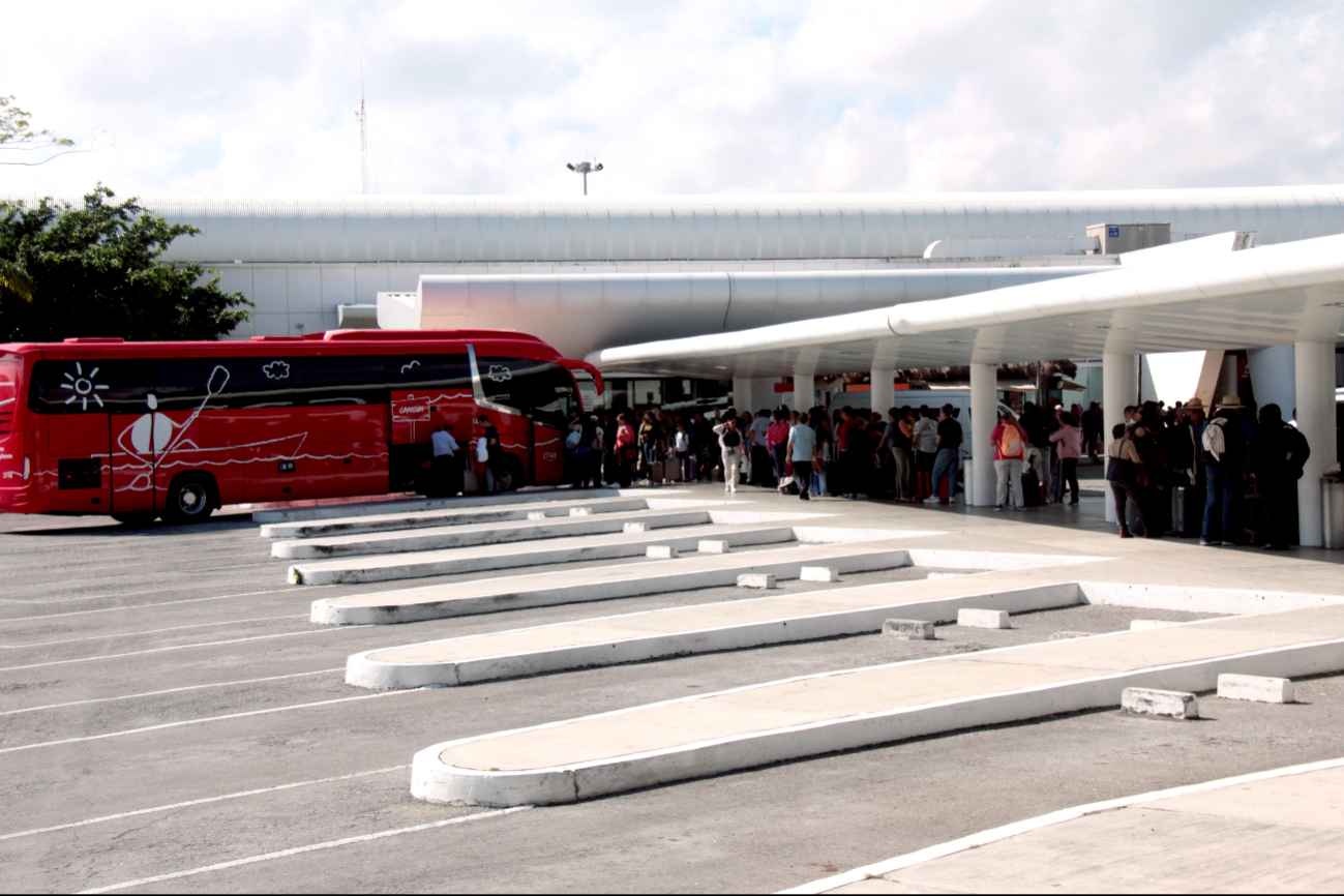 Turistas optan por los autobuses  ante recientes abusos de taxistas del  aeropuerto de Cancún