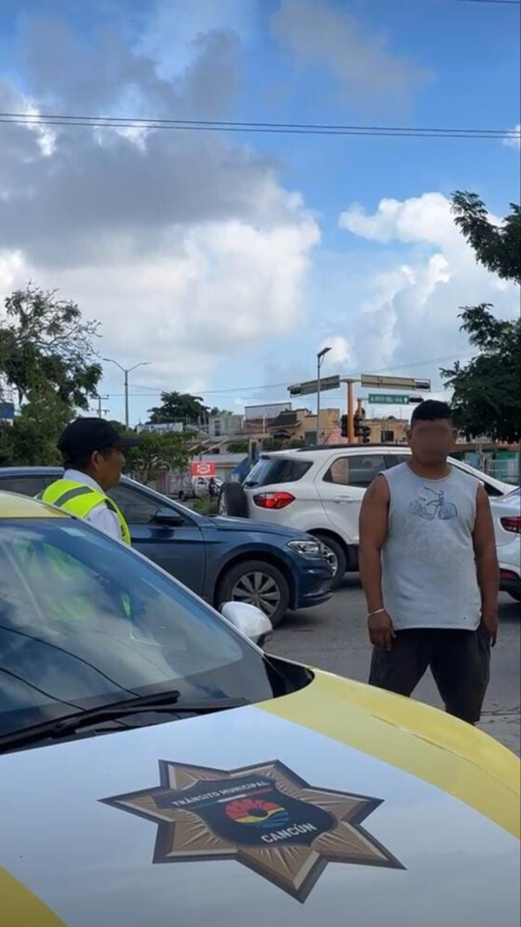  Policía de tránsito choca a motociclistas en Cancún;  presuntamente manejaba ebrio 