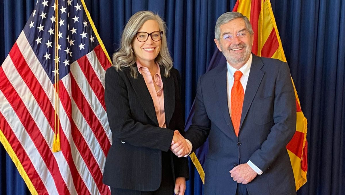 El canciller Juan Ramón de la Fuente se reunió en Arizona con la goibernadora Katie Hobbs