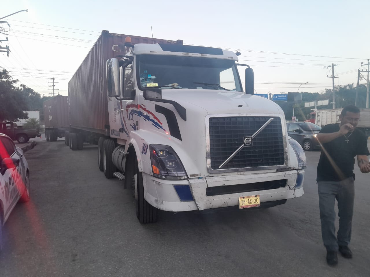 El tráiler no respetó el paso de preferencia y golpeó a la camioneta, que terminó estrellándose contra un árbol