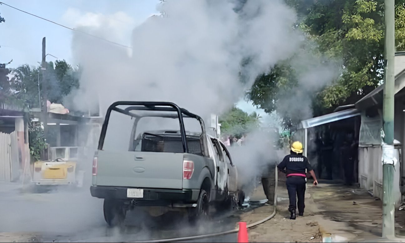 La camioneta de la Marina quedó consumida por el fuego