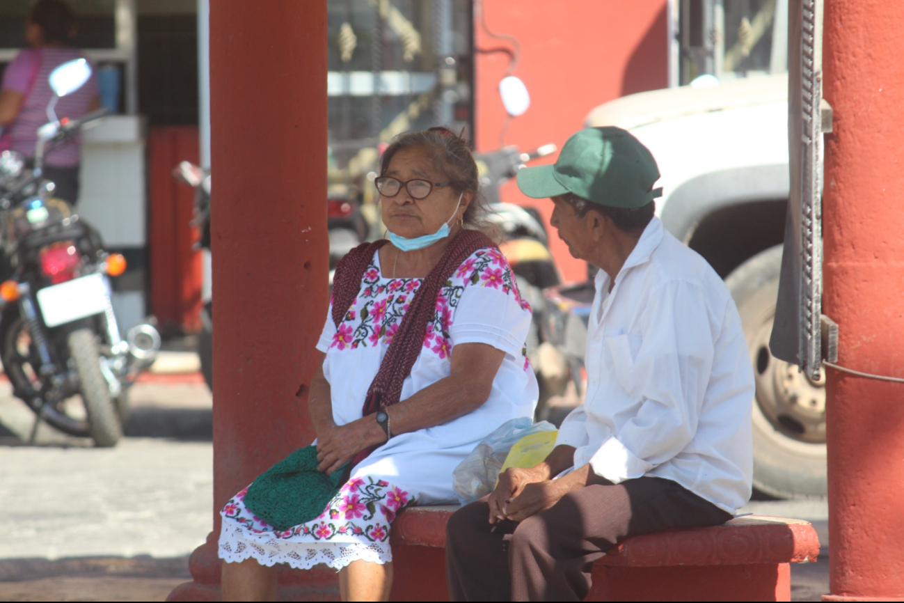 La mayoría de la gente ha sustituido las prendas típicas por nuevas modas, señalan abuelitos