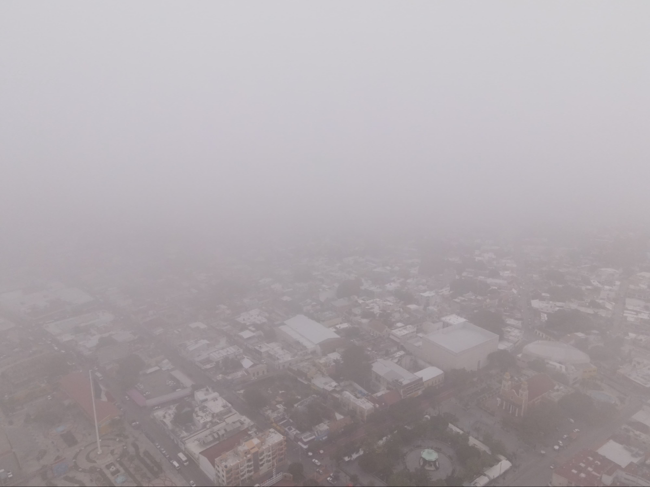 Las calles y avenidas parecían cubiertas de humo, sorprendiendo a los ciudadanos