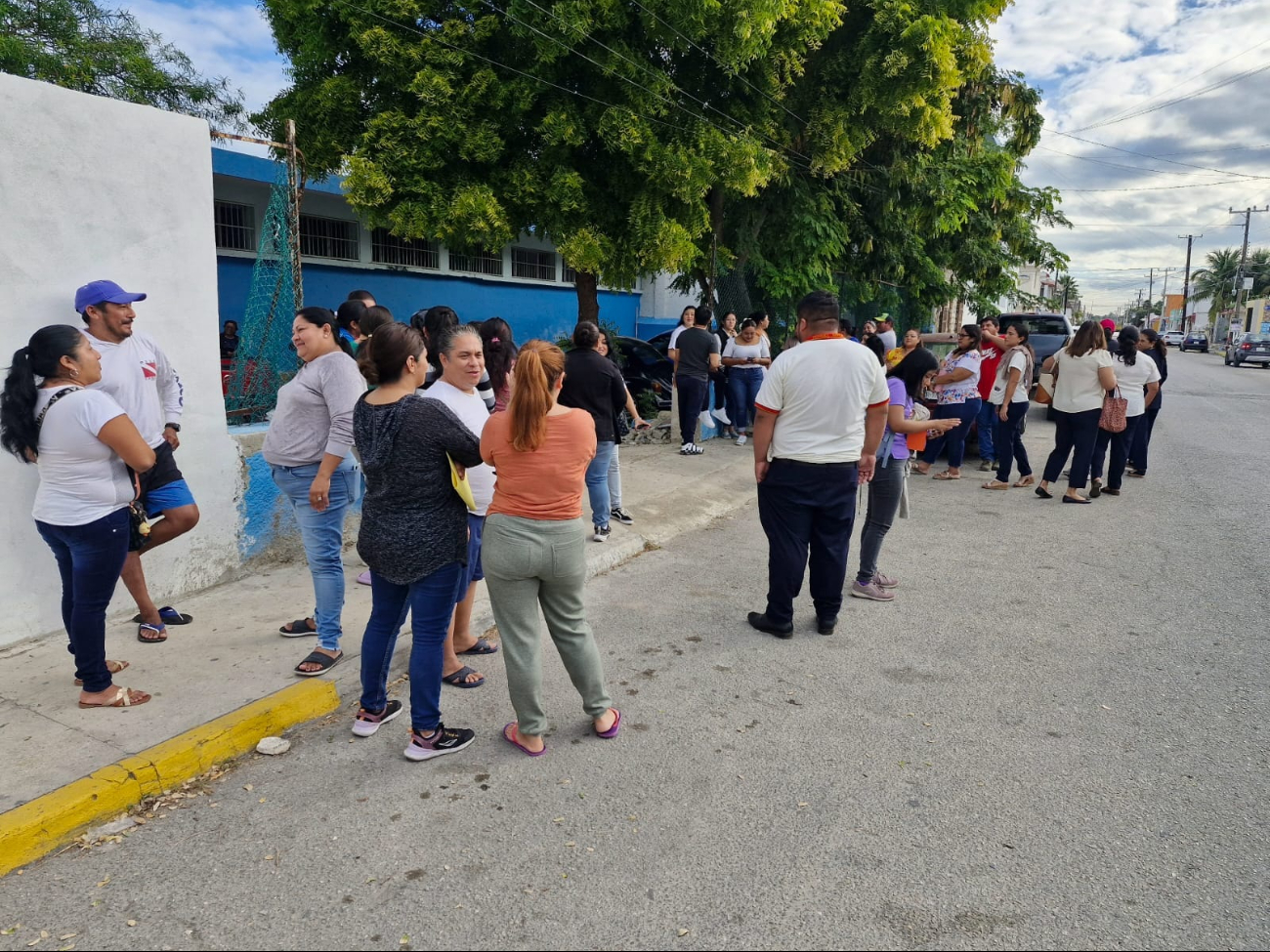 Padres de familia de la primaria Ismael García evitan el ingreso de la dirigente del plantel