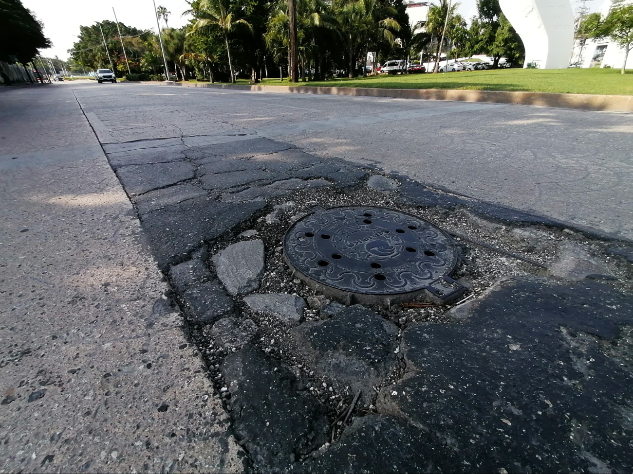 Registro dañado causa malestar entre conductores en la avenida Cobá de Cancún