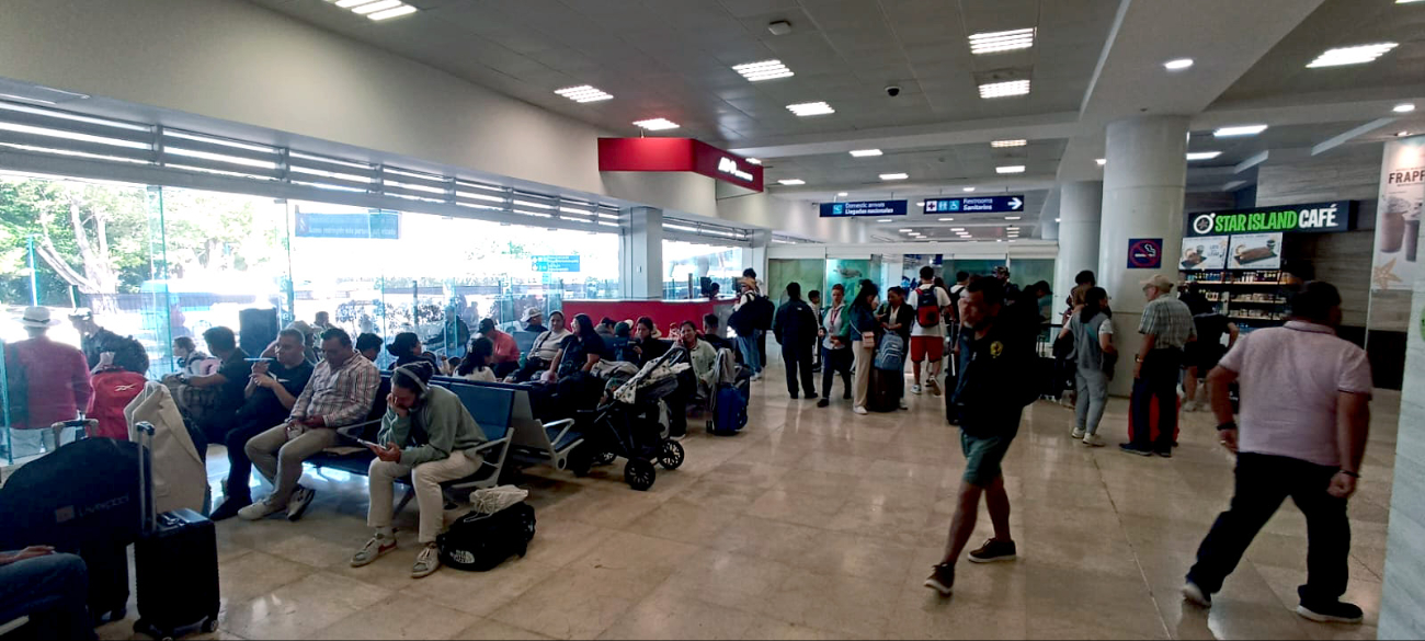 Previo a abordar el avión pasearon por los pasillos de la terminal