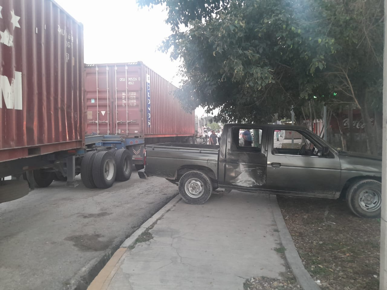 Tráiler impacta a camioneta y la estrella contra un árbol en Escárcega 