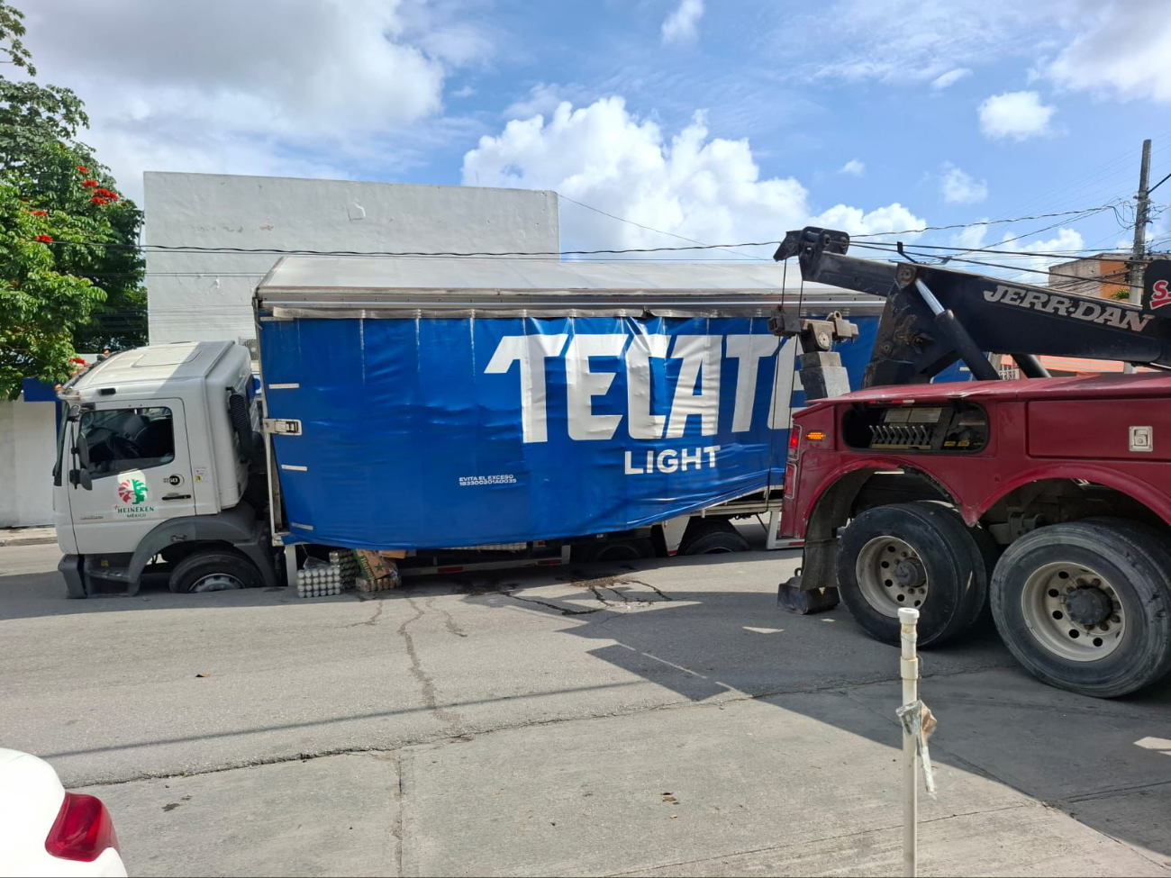 Socavón “atrapa" a conductor de camión cervecero en la Ruta 4 de Cancún  