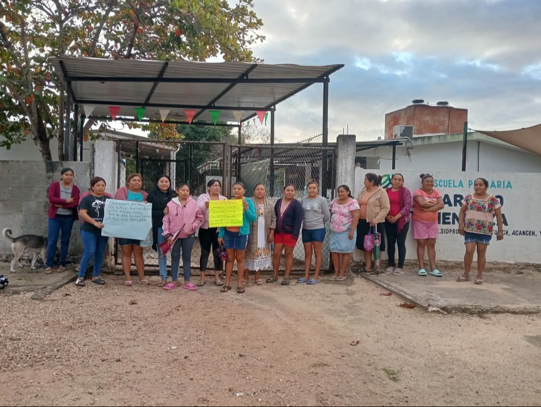 Madres toman una primaria en Acanceh tras quedarse sin intendente