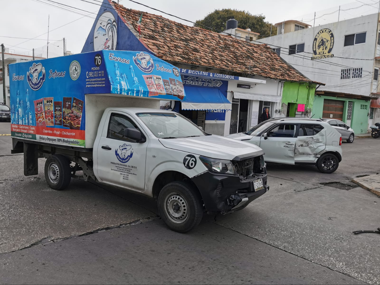 Colisión entre dos unidades en calles de la Colonia Centro