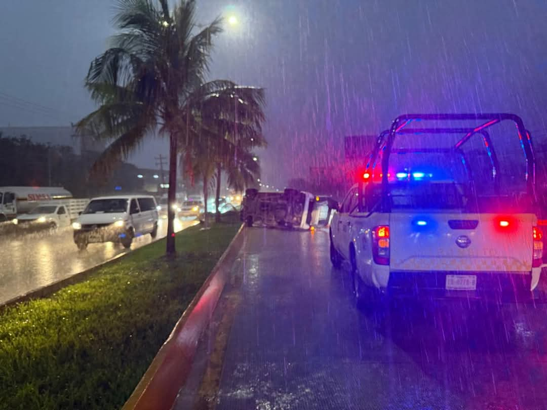 En medio de la fuerte lluvia vuelca un auto en Cancún