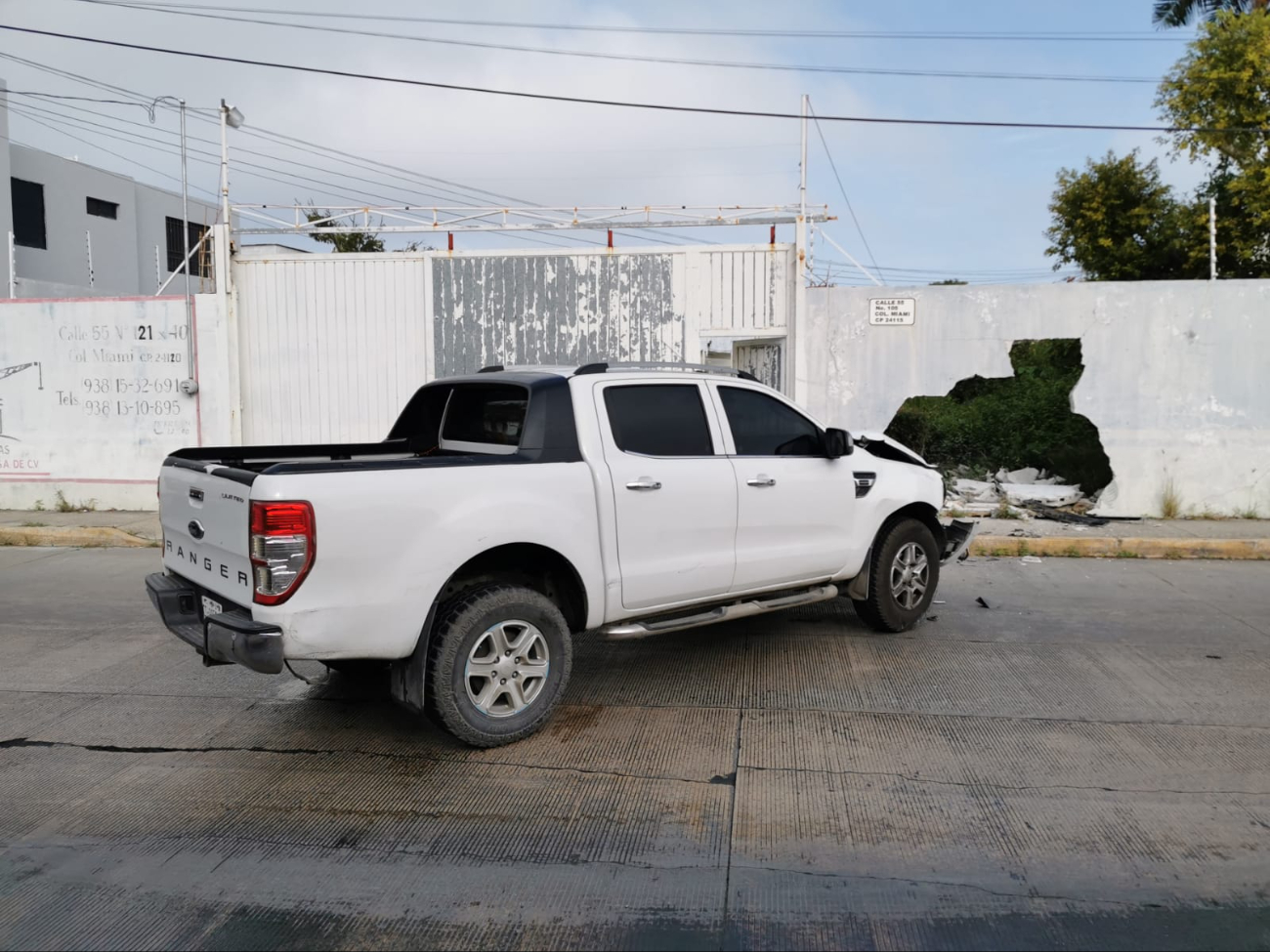 Joven choca camioneta contra una barda en Ciudad del Carmen y la destruye