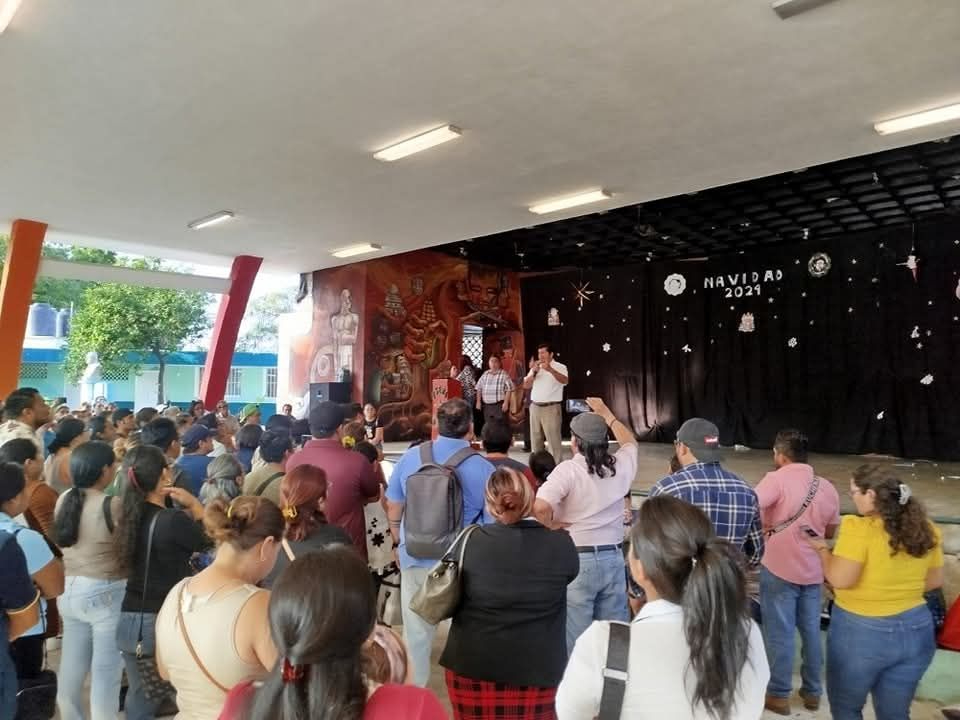 Protesta de padres de familia en la Agustín Vadillo Cicero, porque se puso en riesgo a sus hijos