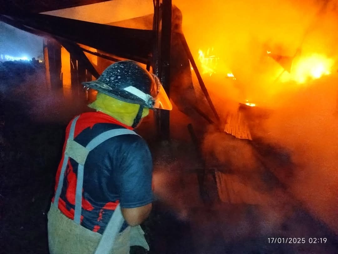 A pesar de los esfuerzos de los bomberos, la casa fue consumida completamente