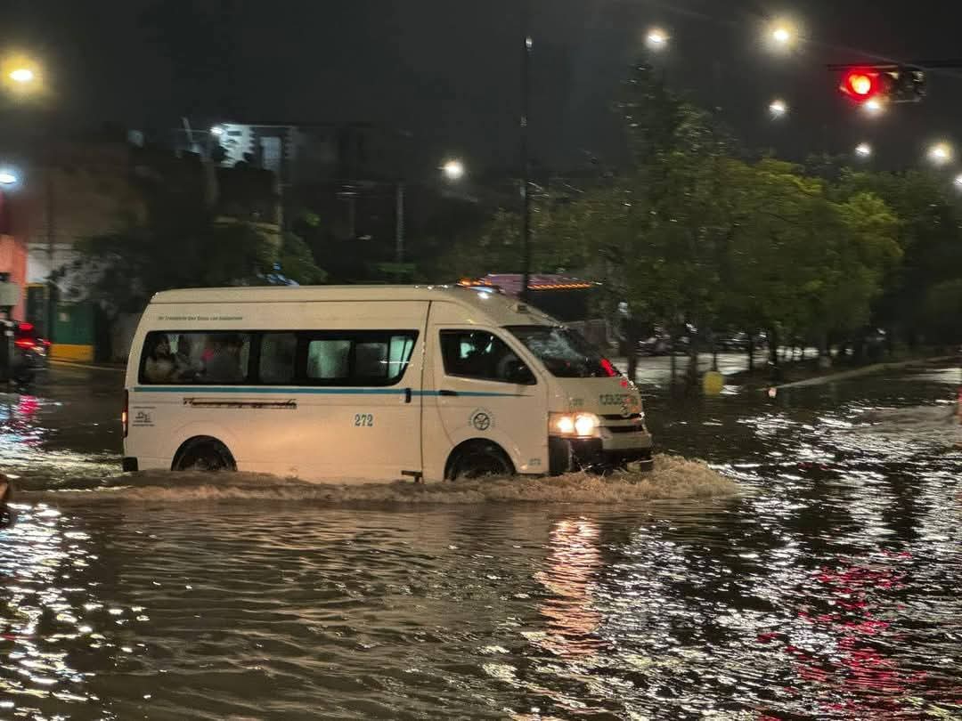 Automovilistas manejaron con más precaución debido a los riesgos de la acumulación del agua