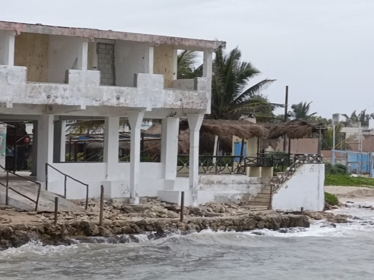 Desde Chicxulub Puerto hasta Chuburná se aprecian graves daños que sufren los arenales