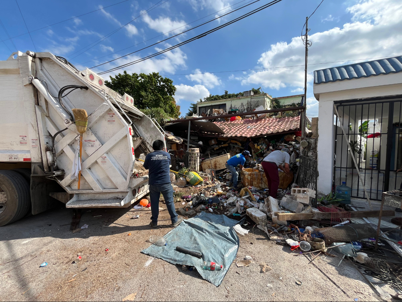 Ayuntamiento de Mérida retira toneladas de basura de una casa en la colonia Pacabtún