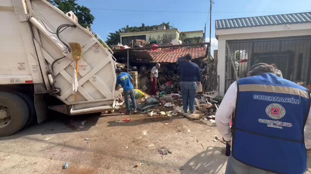 La casa tiene toneladas de basura acumulada a los alrededores