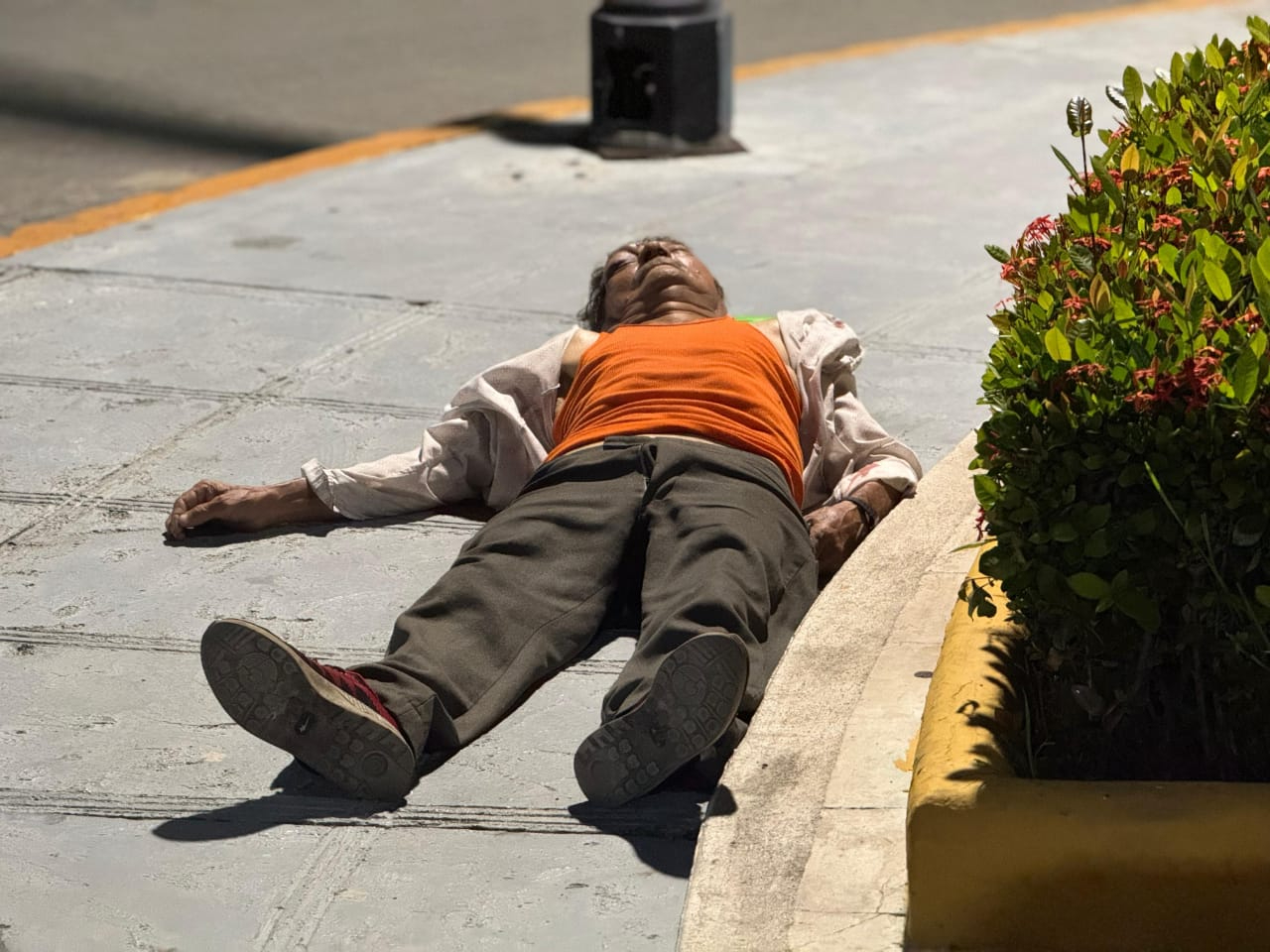 Hombre en aparente estado de ebriedad causa percance en la Belisario