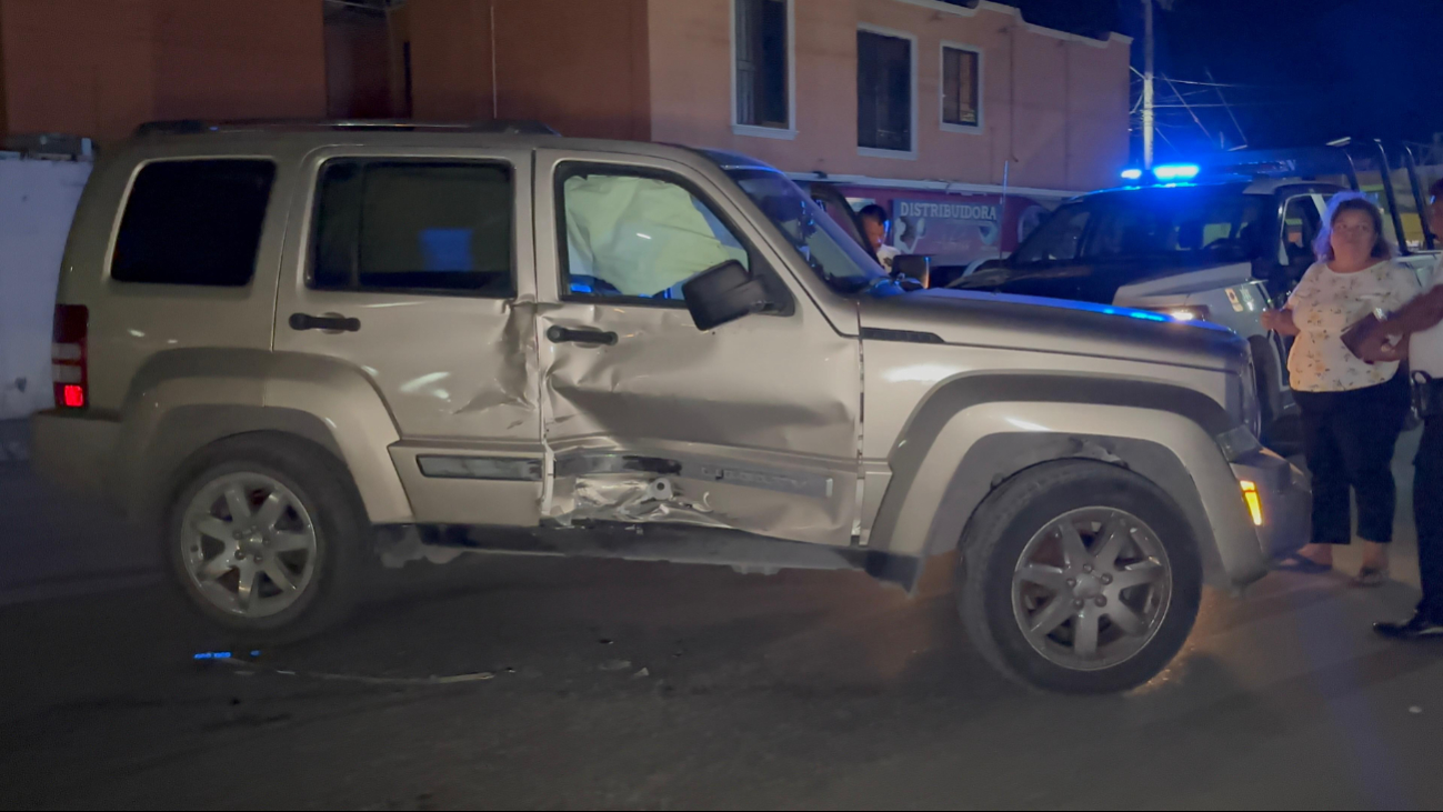 Hombre en presunto estado de ebriedad huye tras causar accidente vial