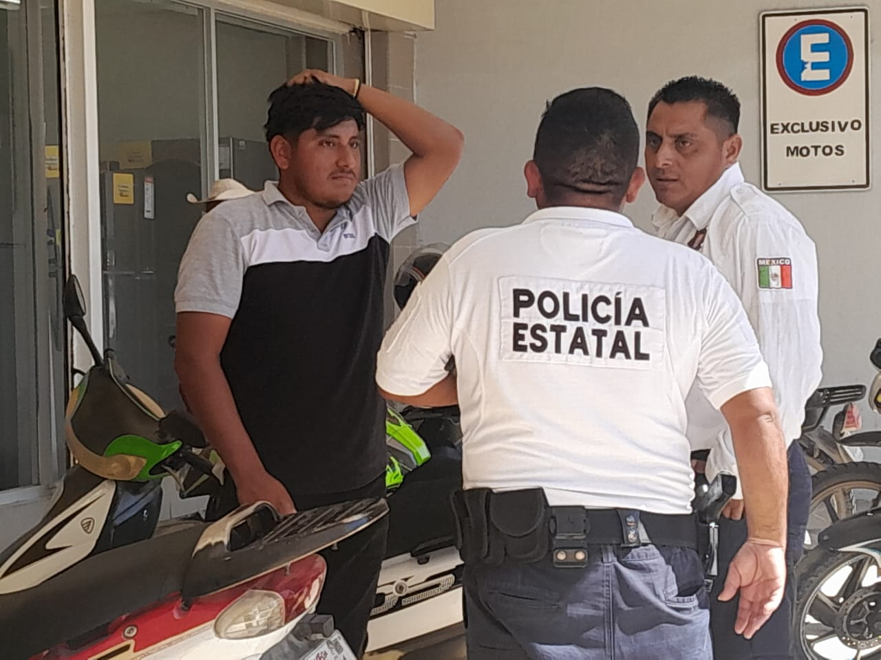 La víctima dejó su mochila como "garantía", y los estafadores huyeron