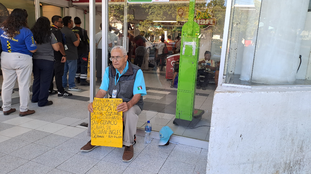 Su cartel amarillo destaca por brindar información sobre diversos destinos y mencionar que habla español, inglés y alemán