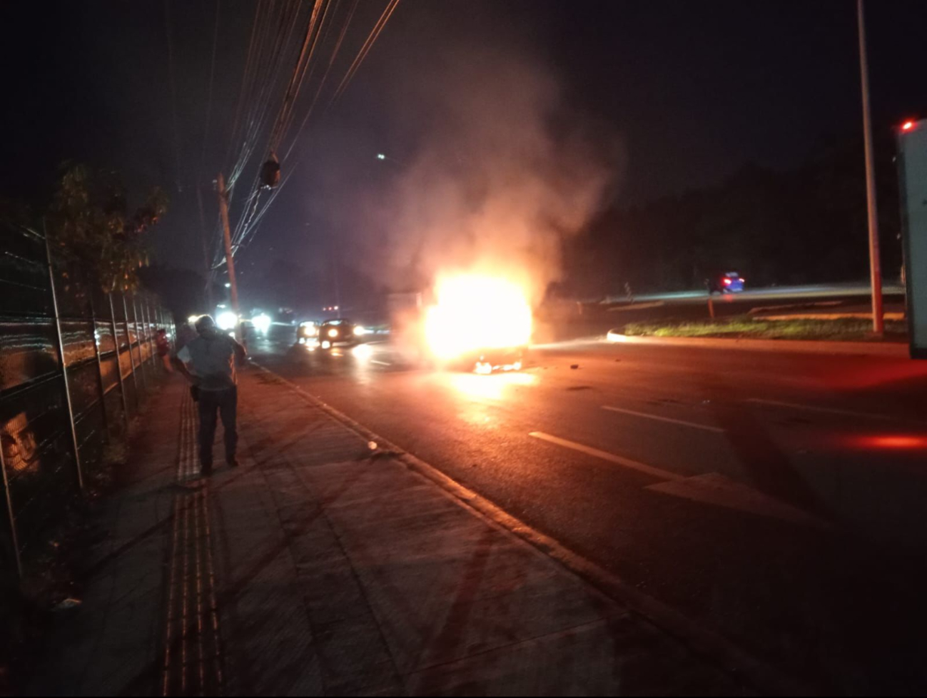 Un auto se incendió tras chocar en la Avenida ChacMool, causando dos heridos y daños materiales