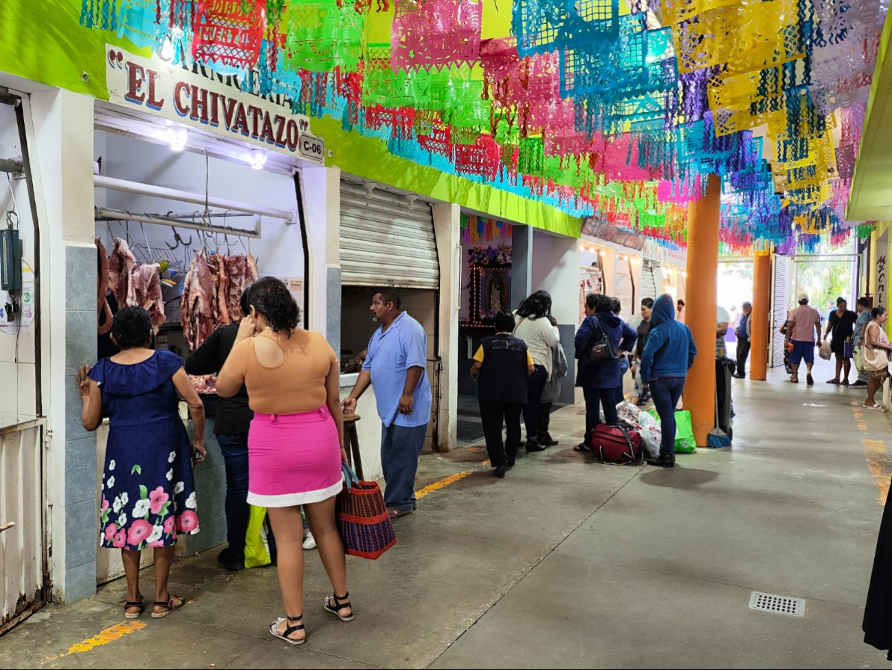 Los locales del mercado se han convertido en intermediarios de productos al realizarse compras que no tienen como fin comidas para el hogar, sino expenderlas