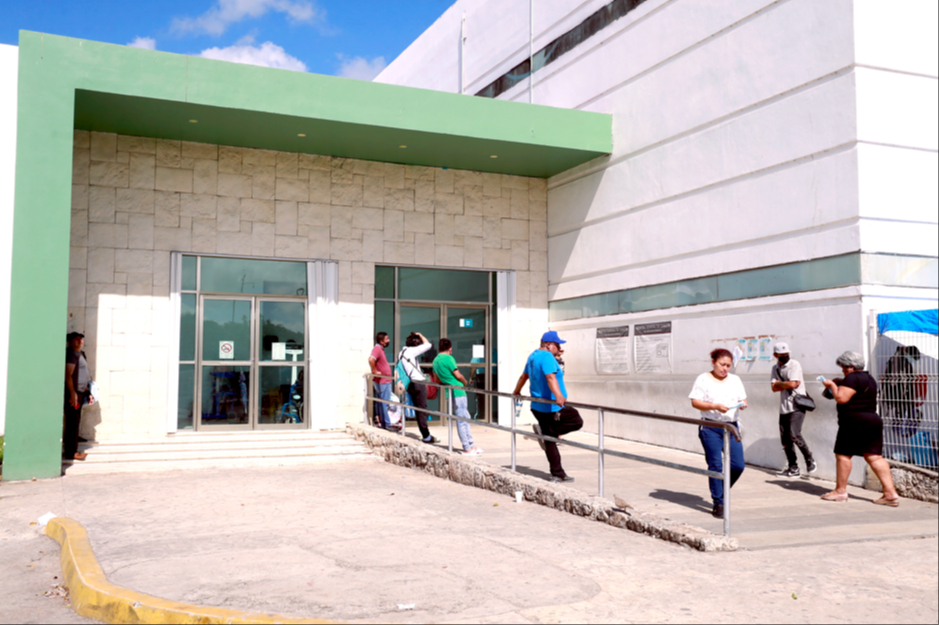 Personas comentaron que sus familiares no reciben tratamiento adecuado ni medicamentos en el hospital general. Tampoco les brindan información de los pacientes