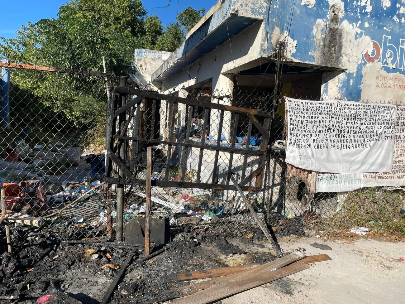 El abuelito señaló que alguien arrojó gasolina para quemar su casa