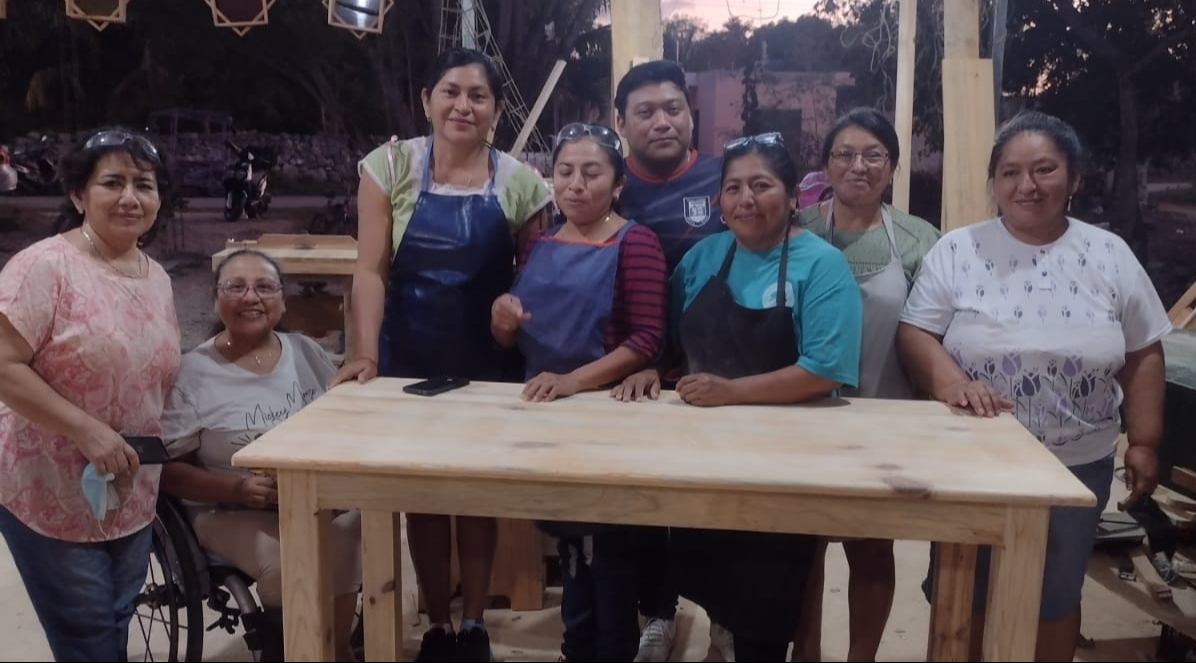 Por segunda vez, Isaías Ek ofrece un curso del oficio a base de madera en su local, por las mañanas