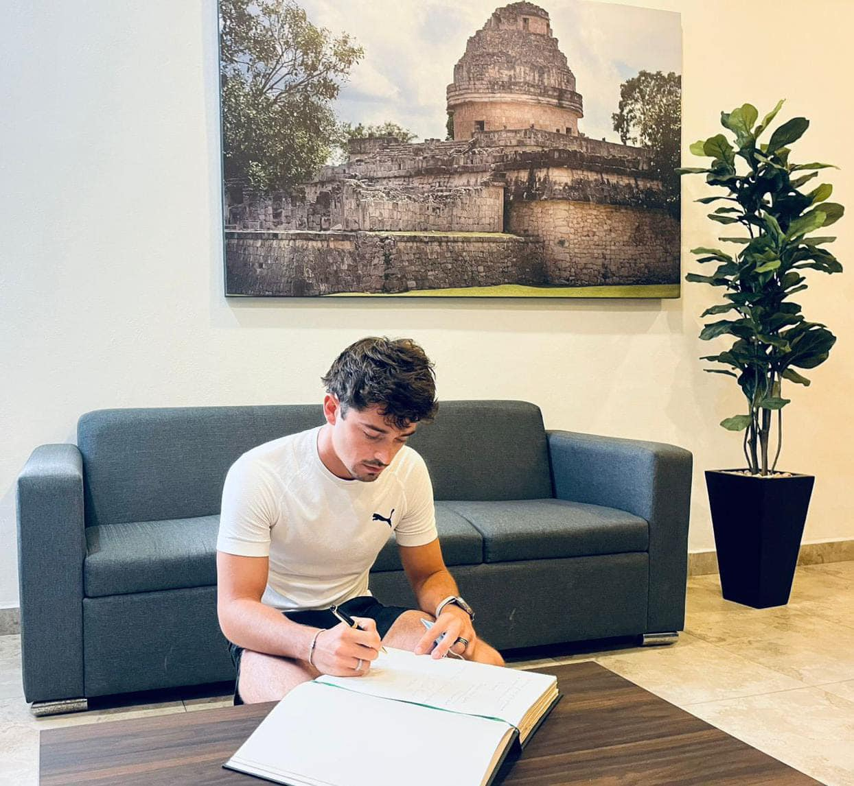 Charles Leclerc firmó el libro de visitantes distinguidos en Chichén Itzá