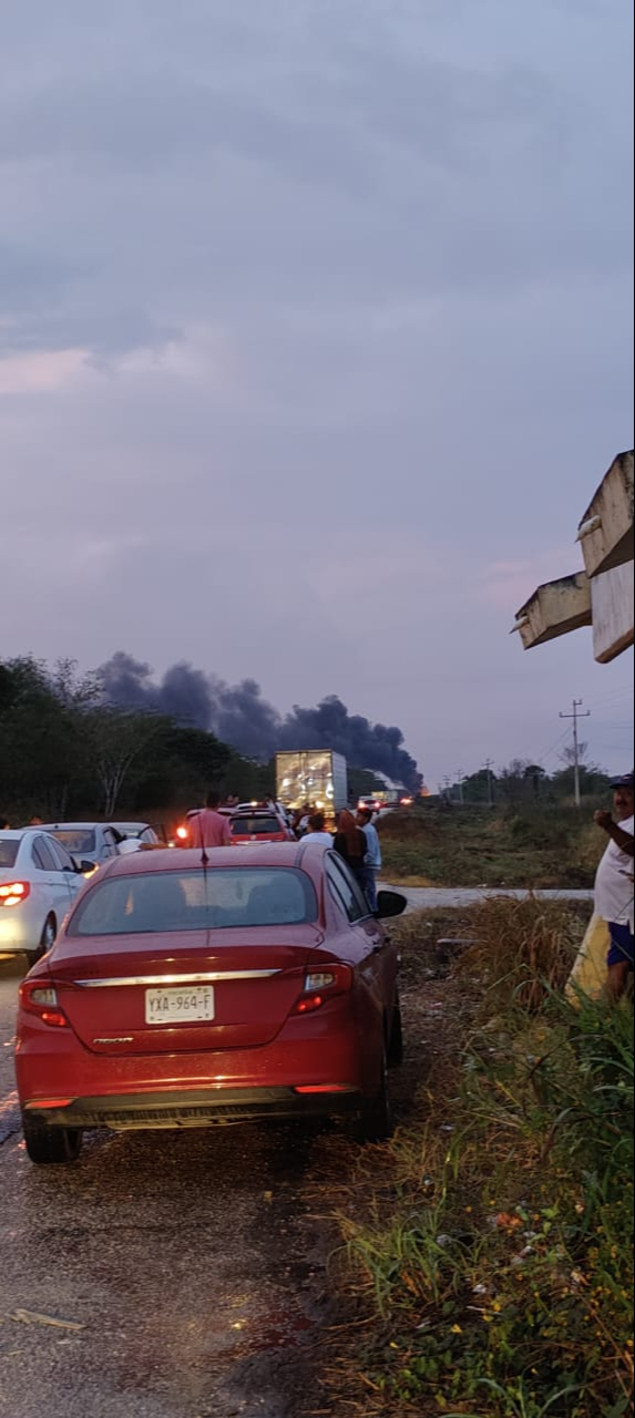 Fatal accidente en la Escárcega-Champotón desata fuerte incendio: Choca pipa contra tráiler  