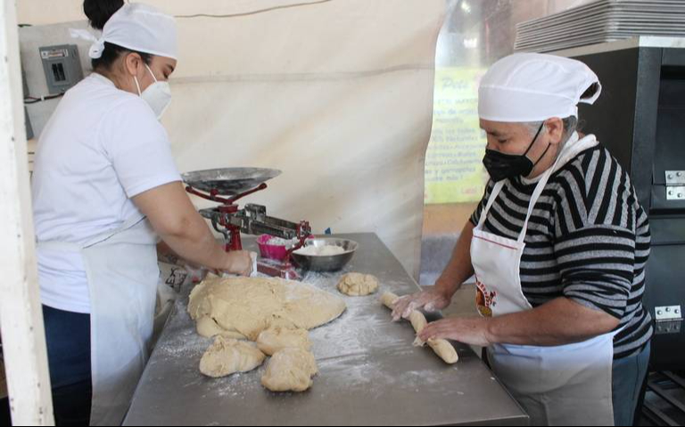 Incluye pasos como activar la levadura, amasar, reposar la masa, decorar con frutas y hornear.