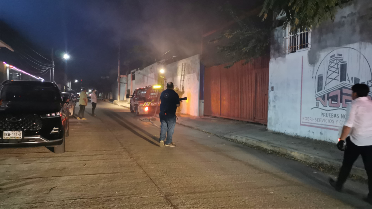 Incendio en lote baldío de la colonia Miami moviliza a cuerpos de emergencia en Ciudad del Carmen