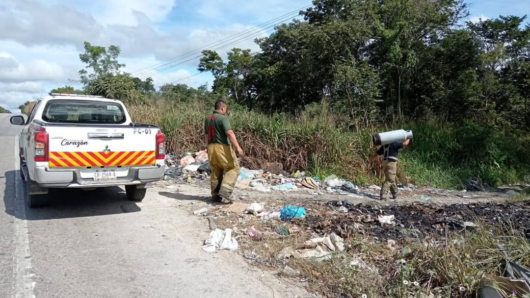 Tanque de gas LP con fuga evacuado y trasladado fuera de la mancha urbana