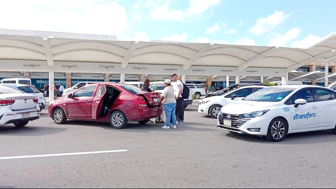 Acoso a turistas:  Se llevan coche de familia guatemalteca en el aeropuerto de Cancún por estacionarse