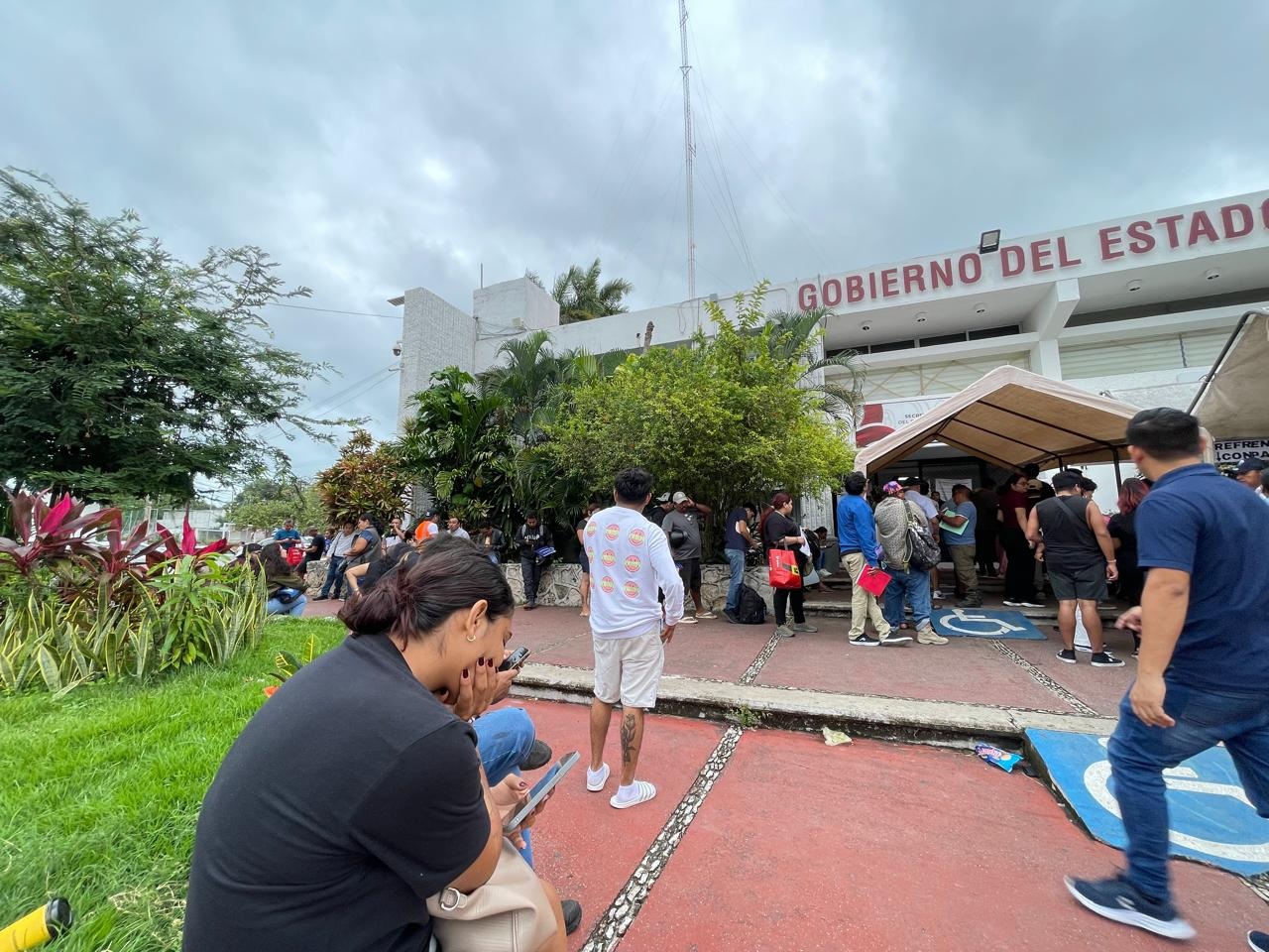 Largas filas  para placas y refrendo en Quintana Roo generan descontento 