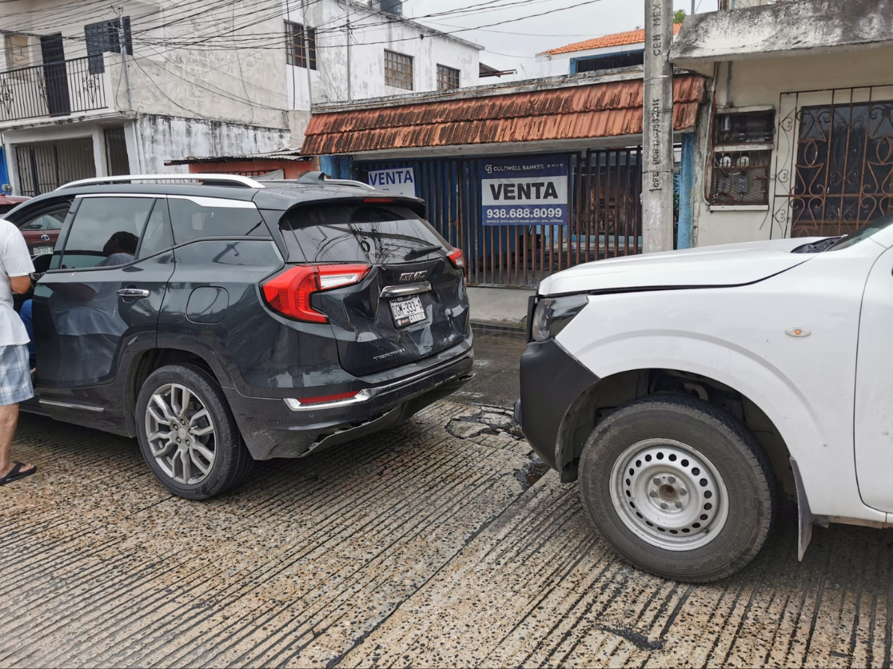 Choque entre camionetas genera caos vial en la Primero de Mayo, en Ciudad del Carmen