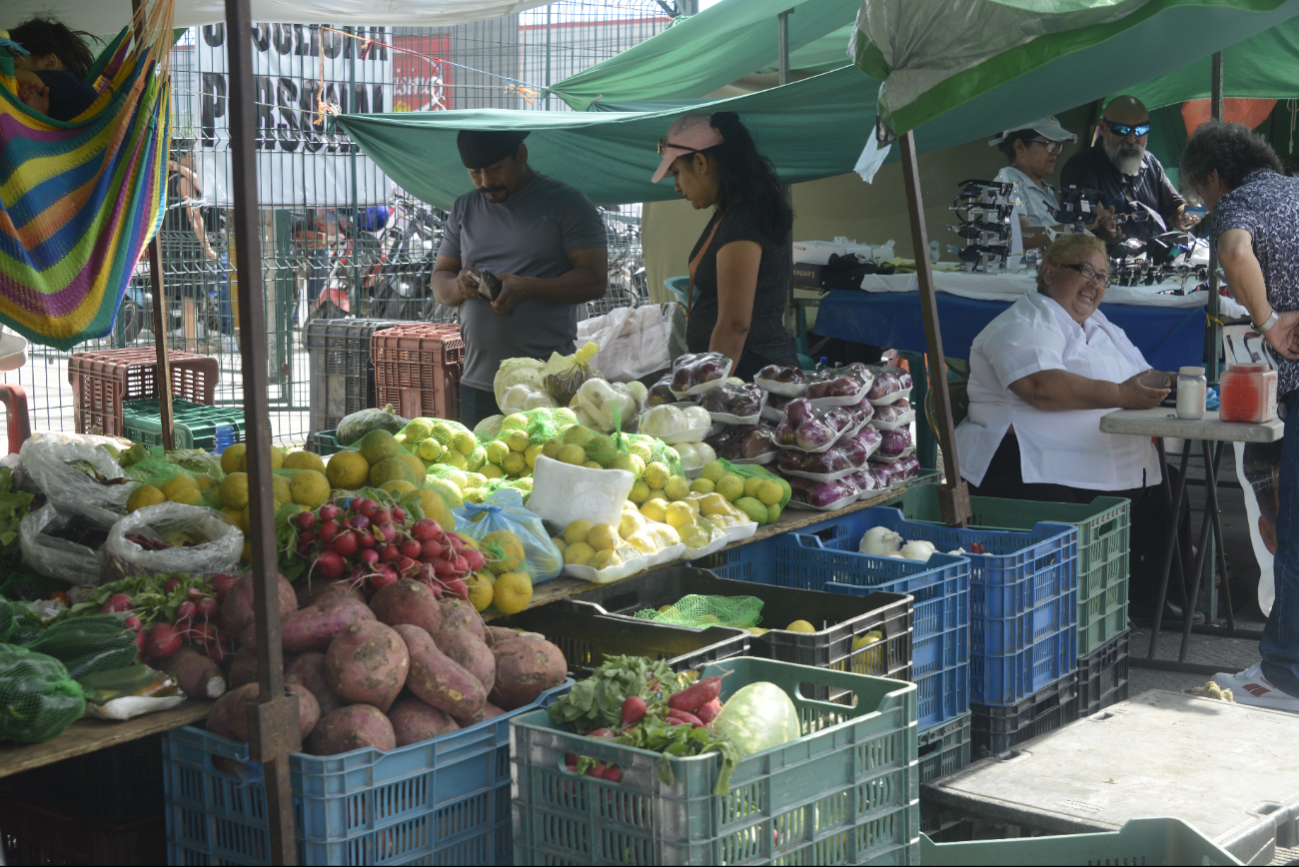 El tianguis es uno de los lugares donde los cancunenses van para comprar lo básico a precios más accesibles