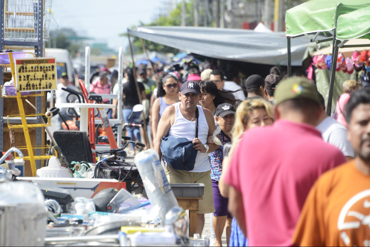 En los mercados sobre ruedas se encuentra todo tipo de artículos, como frutas y verduras, refacciones, antigüedades y puestos para tomar la presión