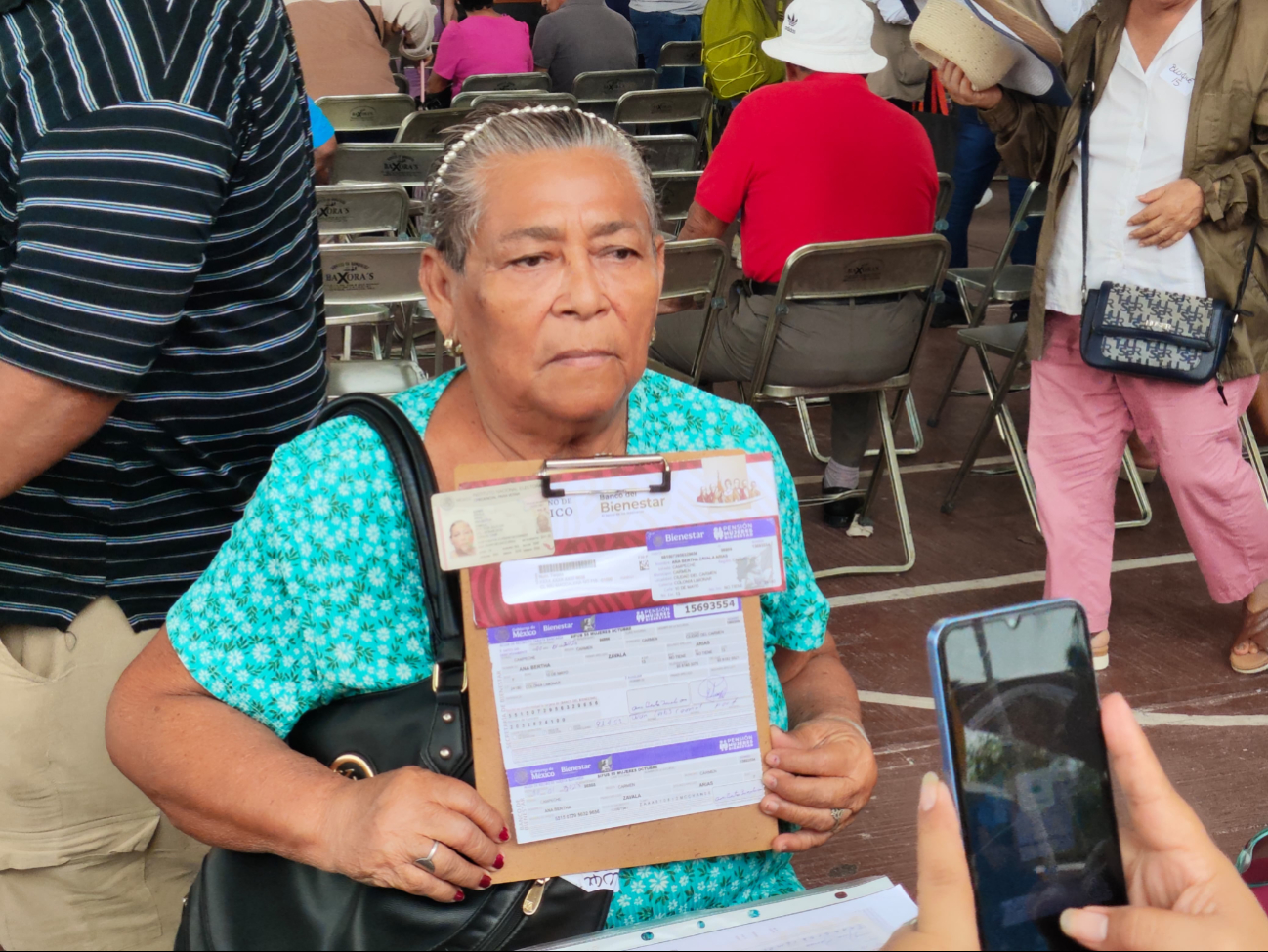 mujeres reciben su tarjeta