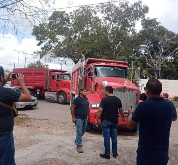 Volqueteros Caja Roja inician año sin obras en puerta en Chetumal