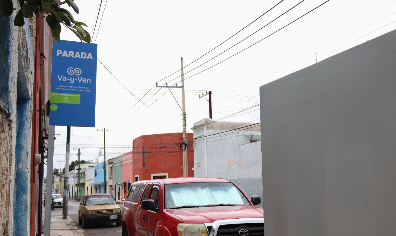 Automovilistas se estacionan en puntos de ascenso y descenso de autobuses del Va y Ven