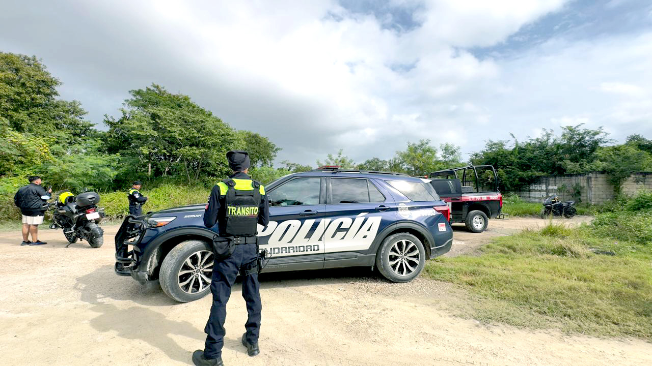 Elementos policiacos municipales se presentaron al sitio para apoyar al personal de la FGE.