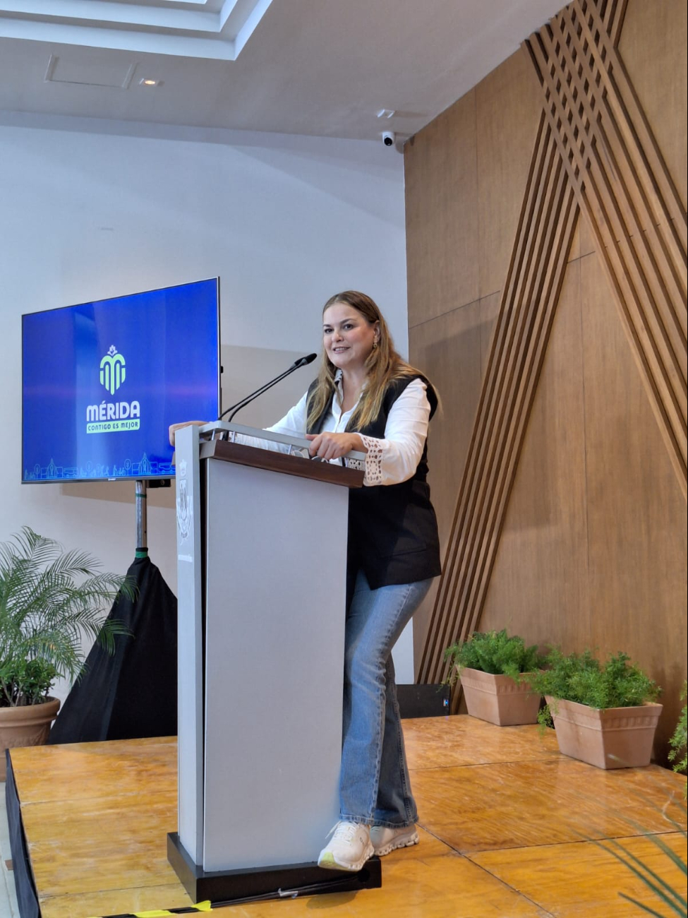 La alcaldesa Cecilia Patrón ofreció su conferencia matutina semanal