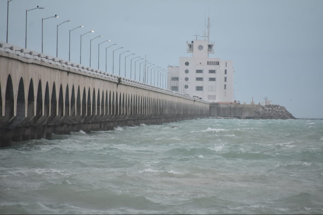 Las autoridades marítimas ordenaron el cierre de los muelles el domingo a medianoche.