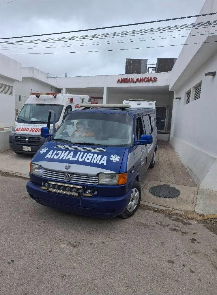 Mujer resulta con lesiones graves tras salirse de la carretera en Chetumal